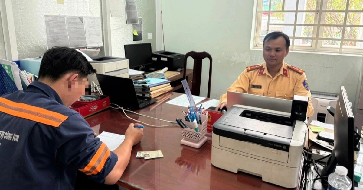 Xử phạt tài xế xe rác chuyển làn không đúng ở TPHCM Xử phạt tài xế xe rác chuyển làn không đúng ở TPHCM
