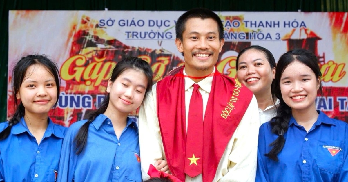 Anh Tạ trong phim “Mưa đỏ” về thăm trường cũ ở Thanh Hóa Anh Tạ trong phim “Mưa đỏ” về thăm trường cũ ở Thanh Hóa