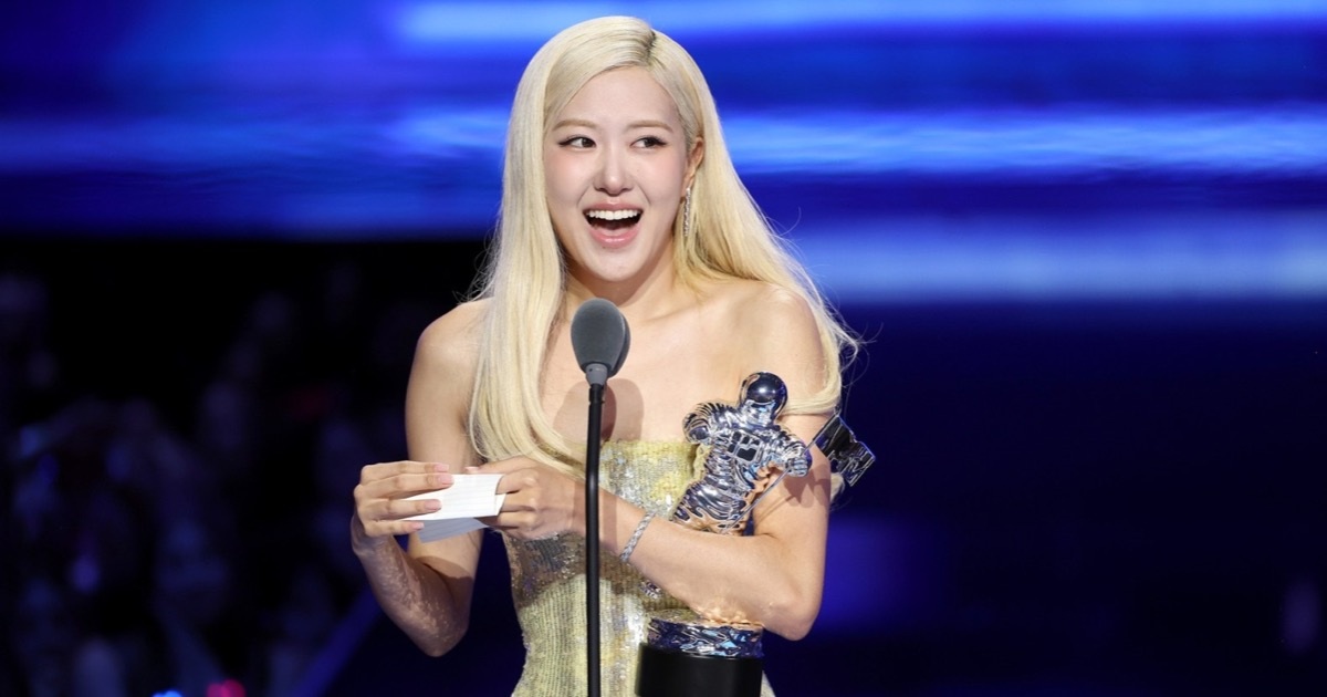 Ca khúc đạt 1,9 tỷ lượt xem “APT.” thắng giải Ca khúc của năm tại VMAs 2025 Ca khúc đạt 1,9 tỷ lượt xem “APT.” thắng giải Ca khúc của năm tại VMAs 2025
