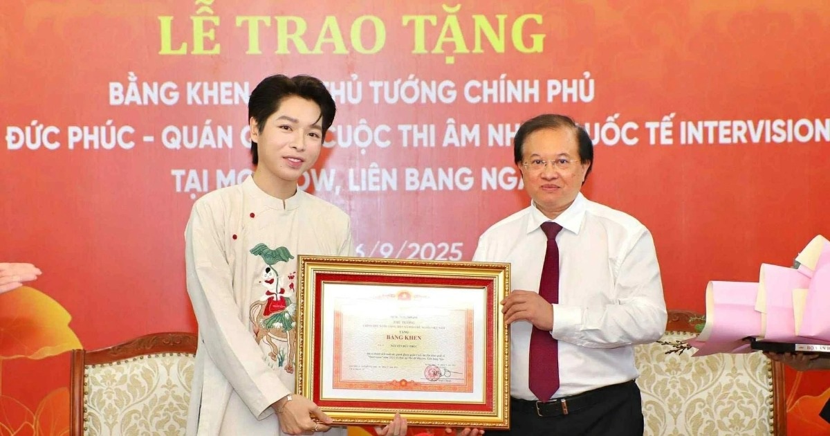 Ca sĩ Đức Phúc nhận bằng khen của Thủ tướng Chính phủ Ca sĩ Đức Phúc nhận bằng khen của Thủ tướng Chính phủ
