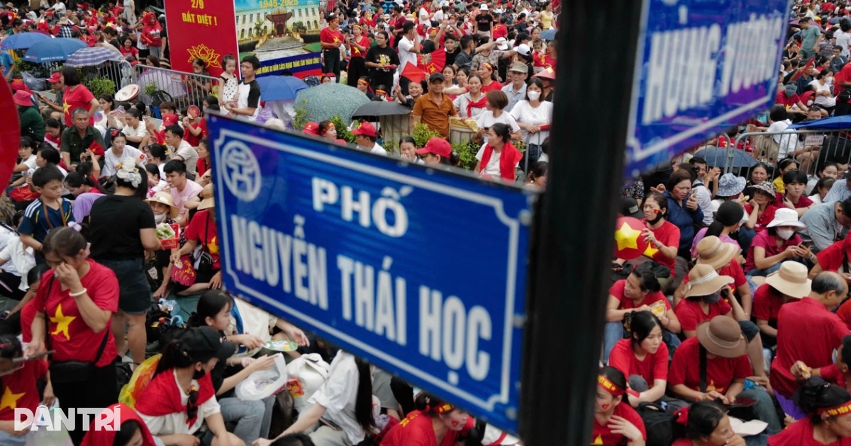 Các “điểm nóng” xem diễu binh, diễu hành đều đã chật kín người Các "điểm nóng" xem diễu binh, diễu hành đều đã chật kín người