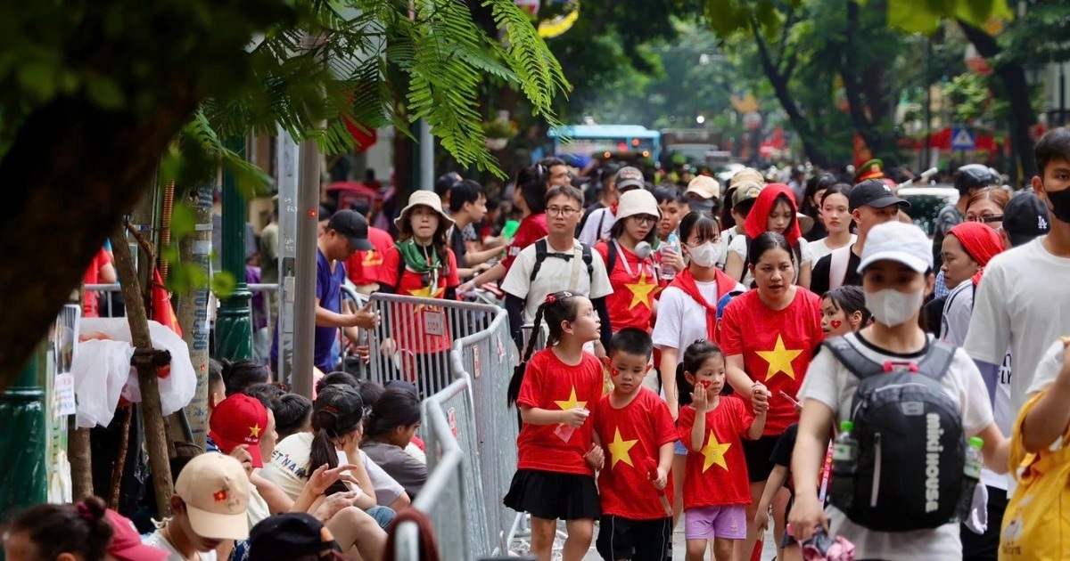 Cách phòng cảm lạnh, ngất xỉu khi ở ngoài đường xuyên đêm chờ xem diễu hành Cách phòng cảm lạnh, ngất xỉu khi ở ngoài đường xuyên đêm chờ xem diễu hành