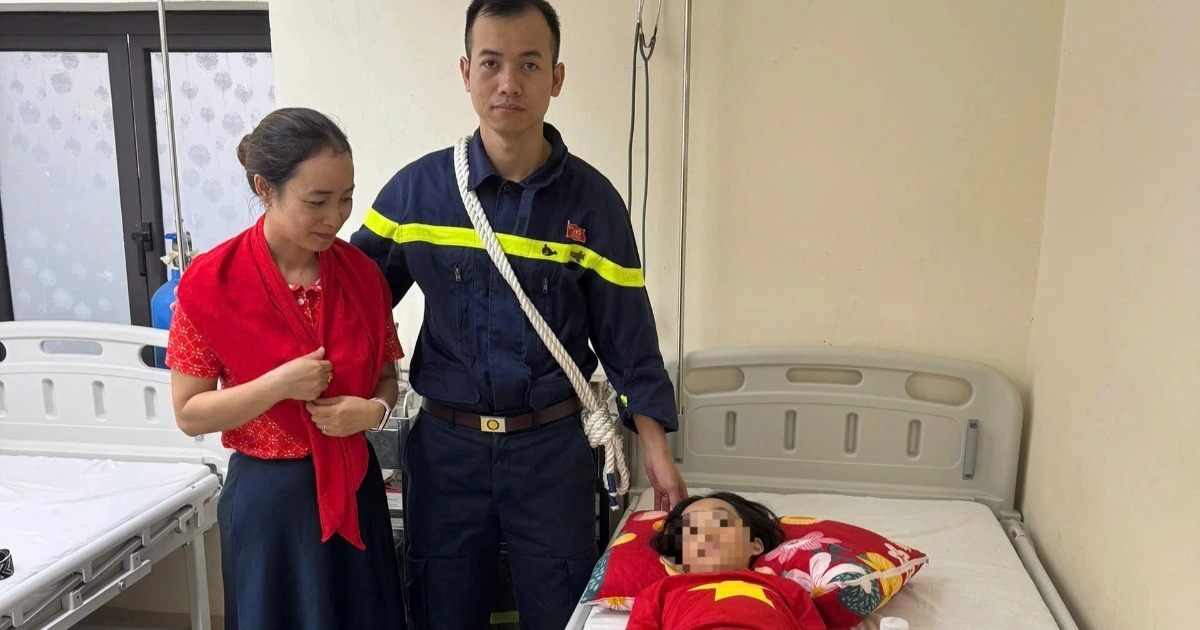 Cảnh sát PCCC kịp thời hỗ trợ bé gái bị co giật trên phố Kim Mã Cảnh sát PCCC kịp thời hỗ trợ bé gái bị co giật trên phố Kim Mã