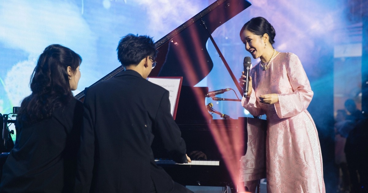 Con trai 17 tuổi của Hà Kiều Anh gây chú ý khi đệm đàn cho diva Hồng Nhung Con trai 17 tuổi của Hà Kiều Anh gây chú ý khi đệm đàn cho diva Hồng Nhung