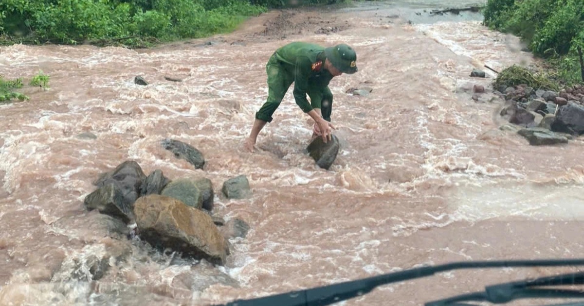 Công an vượt mưa bão đưa 2 sản phụ đi sinh con Công an vượt mưa bão đưa 2 sản phụ đi sinh con
