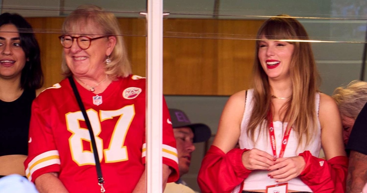 Cú trượt tay của mẹ chồng tương lai Taylor Swift khiến mạng xã hội dậy sóng Cú trượt tay của mẹ chồng tương lai Taylor Swift khiến mạng xã hội dậy sóng