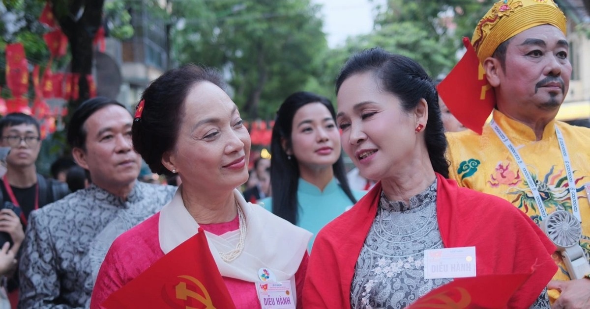 Dàn NSND diễu hành ở A80: Người là mẹ chồng dễ tính, người về hưu đắt show Dàn NSND diễu hành ở A80: Người là mẹ chồng dễ tính, người về hưu đắt show