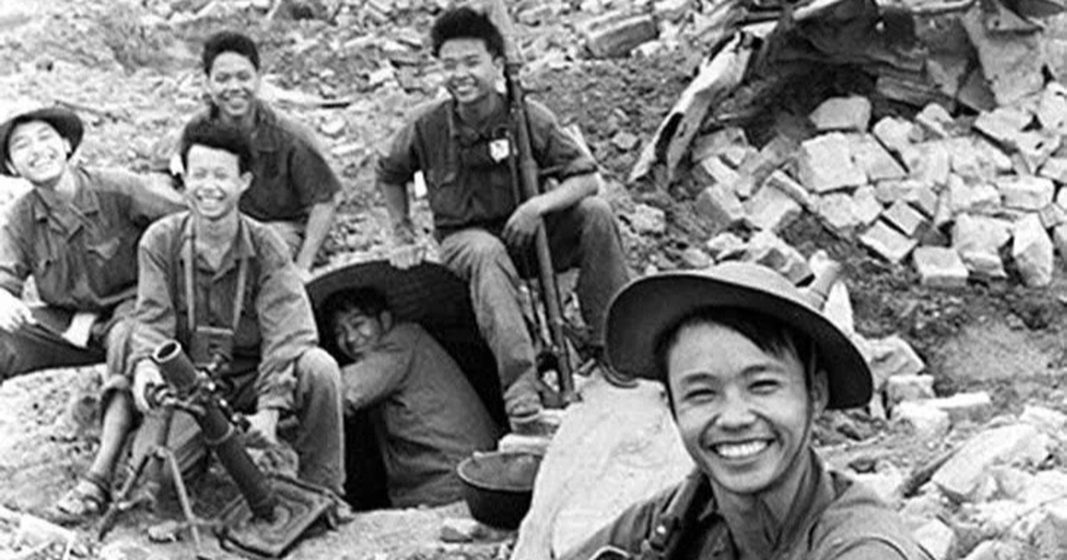 Đằng sau bức ảnh “Nụ cười Thành cổ” trong phim Mưa đỏ đang gây sốt trở lại Đằng sau bức ảnh "Nụ cười Thành cổ" trong phim Mưa đỏ đang gây sốt trở lại
