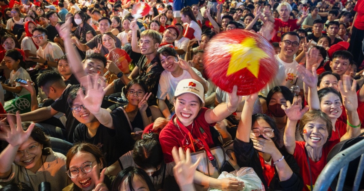 Đêm Hà Nội rộn rã tiếng ca, hàng vạn người hân hoan chờ lễ diễu binh Đêm Hà Nội rộn rã tiếng ca, hàng vạn người hân hoan chờ lễ diễu binh