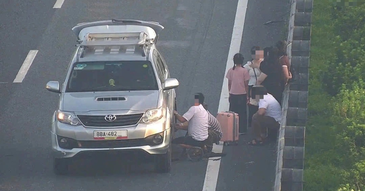 Dừng ô tô trên đường cao tốc để thay lốp, tài xế bị phạt 13 triệu đồng Dừng ô tô trên đường cao tốc để thay lốp, tài xế bị phạt 13 triệu đồng