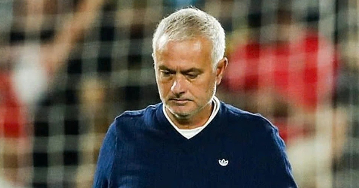 HLV Jose Mourinho bất ngờ bị sa thải HLV Jose Mourinho bất ngờ bị sa thải