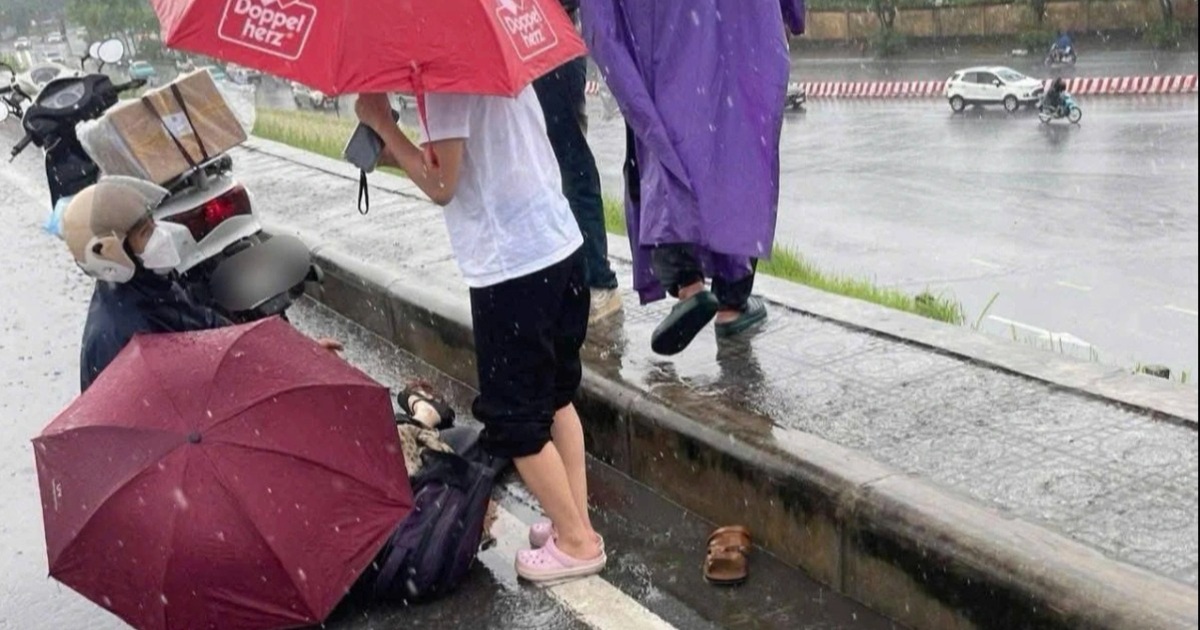 Hà Nội: Đang đi đường, người phụ nữ nghi bị sét đánh trúng nằm bất động Hà Nội: Đang đi đường, người phụ nữ nghi bị sét đánh trúng nằm bất động