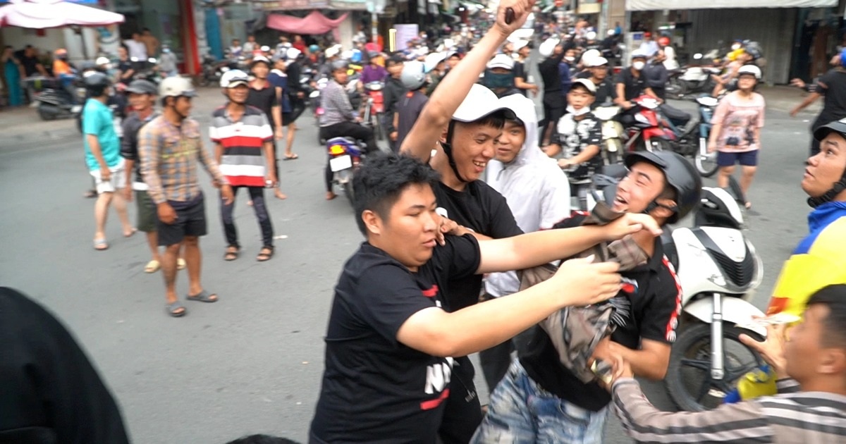 Hàng trăm người tranh nhau giật tiền cúng cô hồn ở TPHCM