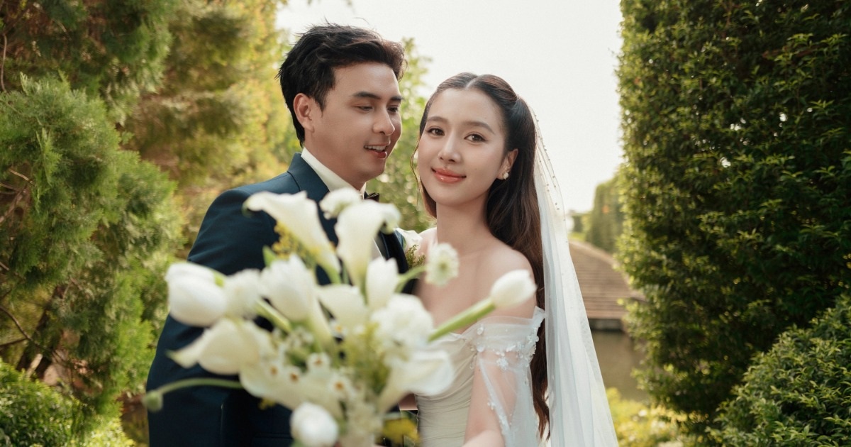 Hồ Quang Hiếu khoe ảnh cưới với vợ kém 17 tuổi, đám cưới chỉ 80 khách Hồ Quang Hiếu khoe ảnh cưới với vợ kém 17 tuổi, đám cưới chỉ 80 khách