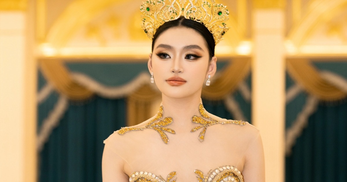 Hoa hậu Yến Nhi diện dạ hội xẻ cao, để lộ chi tiết kém duyên trên sân khấu Hoa hậu Yến Nhi diện dạ hội xẻ cao, để lộ chi tiết kém duyên trên sân khấu
