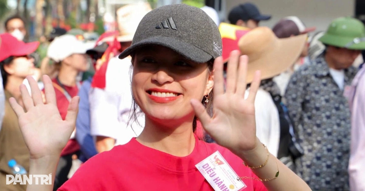 Hoàng Thùy Linh: “Tôi bật khóc khi được thông báo tham gia đoàn diễu hành” Hoàng Thùy Linh: "Tôi bật khóc khi được thông báo tham gia đoàn diễu hành"