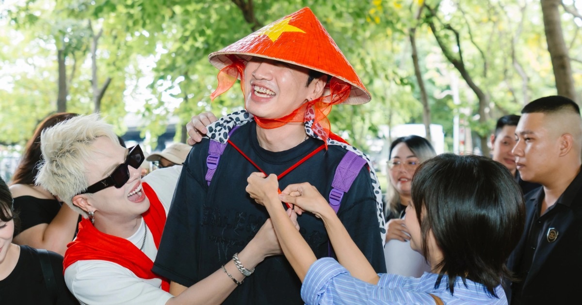 “Hoàng tử châu Á” Lee Kwang Soo đội nón lá, gây chú ý khi đến TPHCM dịp 2/9 "Hoàng tử châu Á" Lee Kwang Soo đội nón lá, gây chú ý khi đến TPHCM dịp 2/9