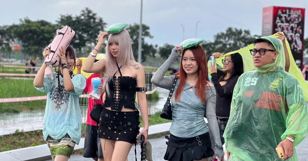 Khán giả đội mưa, xếp hàng chờ xem “Em xinh say hi” Khán giả đội mưa, xếp hàng chờ xem "Em xinh say hi"