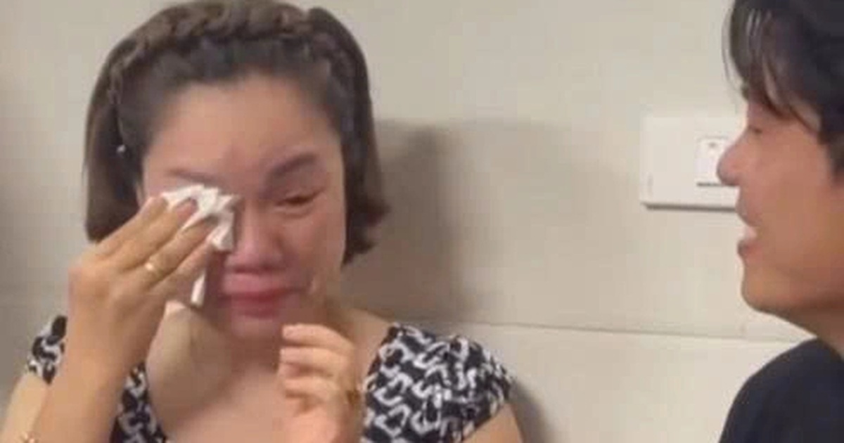 Khán giả ôm Nguyễn Văn Chung khóc nức nở vì “Viết tiếp câu chuyện hòa bình” Khán giả ôm Nguyễn Văn Chung khóc nức nở vì "Viết tiếp câu chuyện hòa bình"