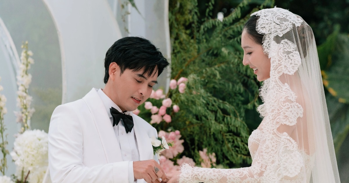 Lễ cưới Hồ Quang Hiếu: Vợ kém 17 tuổi xúc động rơi nước mắt Lễ cưới Hồ Quang Hiếu: Vợ kém 17 tuổi xúc động rơi nước mắt