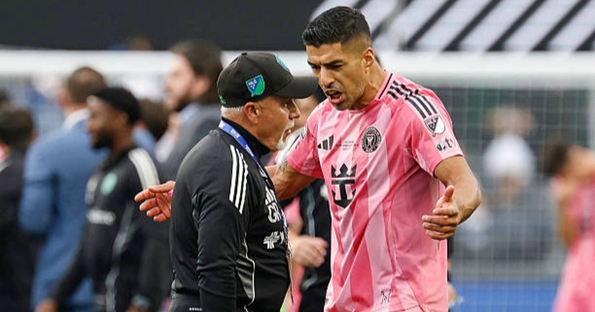 Luis Suarez nhận án phạt nặng vì hành vi phản cảm với đối thủ Luis Suarez nhận án phạt nặng vì hành vi phản cảm với đối thủ