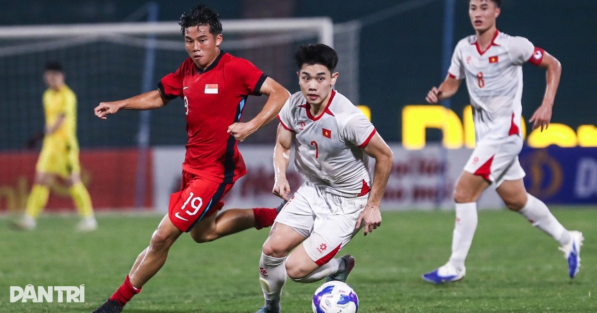 Màn trình diễn của Đình Bắc và Văn Trường trước U23 Singapore Màn trình diễn của Đình Bắc và Văn Trường trước U23 Singapore
