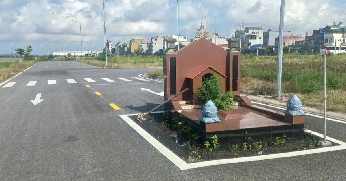 Mộ án ngữ giữa đường, Hải Phòng yêu cầu dừng lưu thông qua khu dân cư Mộ án ngữ giữa đường, Hải Phòng yêu cầu dừng lưu thông qua khu dân cư