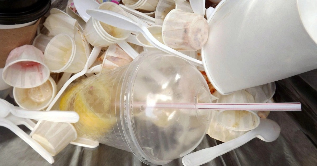 Mối nguy hại “nhựa một lần” ngay trên bàn ăn Mối nguy hại "nhựa một lần" ngay trên bàn ăn
