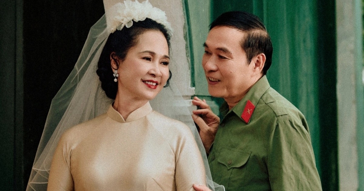 NSND Lan Hương xúc động tái hiện ảnh cưới: “Anh Kỷ tự tay bó hoa cho tôi” NSND Lan Hương xúc động tái hiện ảnh cưới: "Anh Kỷ tự tay bó hoa cho tôi"