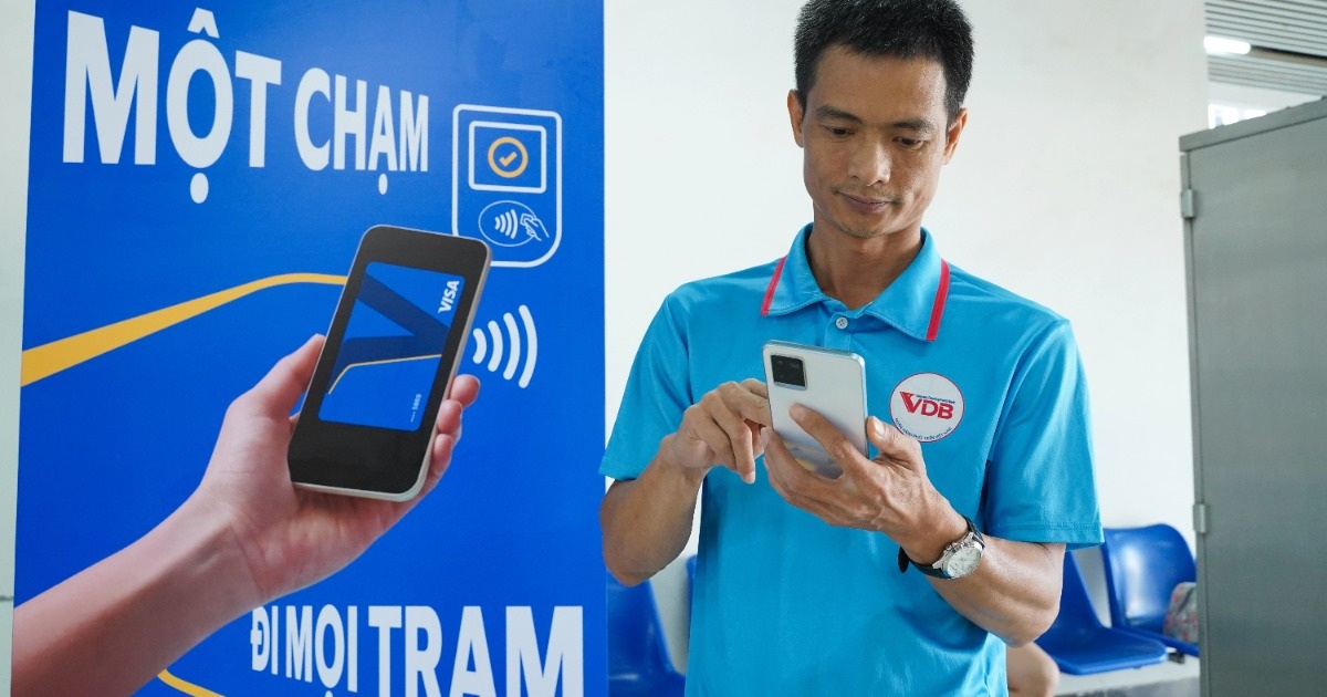Người Hà Nội thích thú đi metro “sinh trắc học” một chạm đến mọi ga Người Hà Nội thích thú đi metro "sinh trắc học" một chạm đến mọi ga