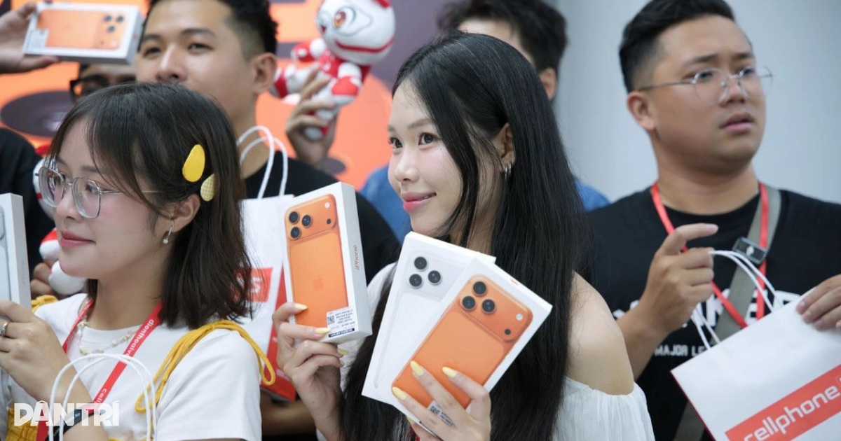 Người Việt hào hứng khoe những chiếc iPhone 17 đầu tiên trên thế giới Người Việt hào hứng khoe những chiếc iPhone 17 đầu tiên trên thế giới