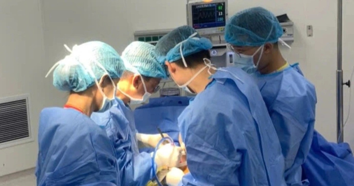 Người đàn ông có phủ tạng đảo ngược, trái tim nằm bên phải Người đàn ông có phủ tạng đảo ngược, trái tim nằm bên phải
