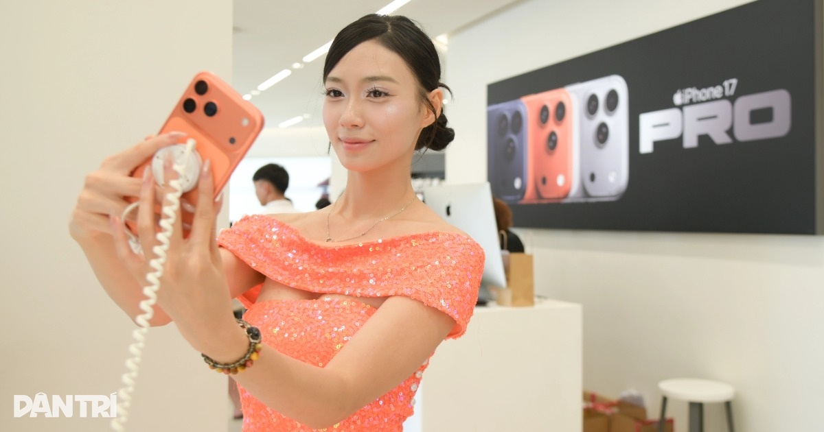Người dùng mua iPhone 17 Pro Max tặng mẹ trong ngày đầu iPhone 17 lên kệ Người dùng mua iPhone 17 Pro Max tặng mẹ trong ngày đầu iPhone 17 lên kệ