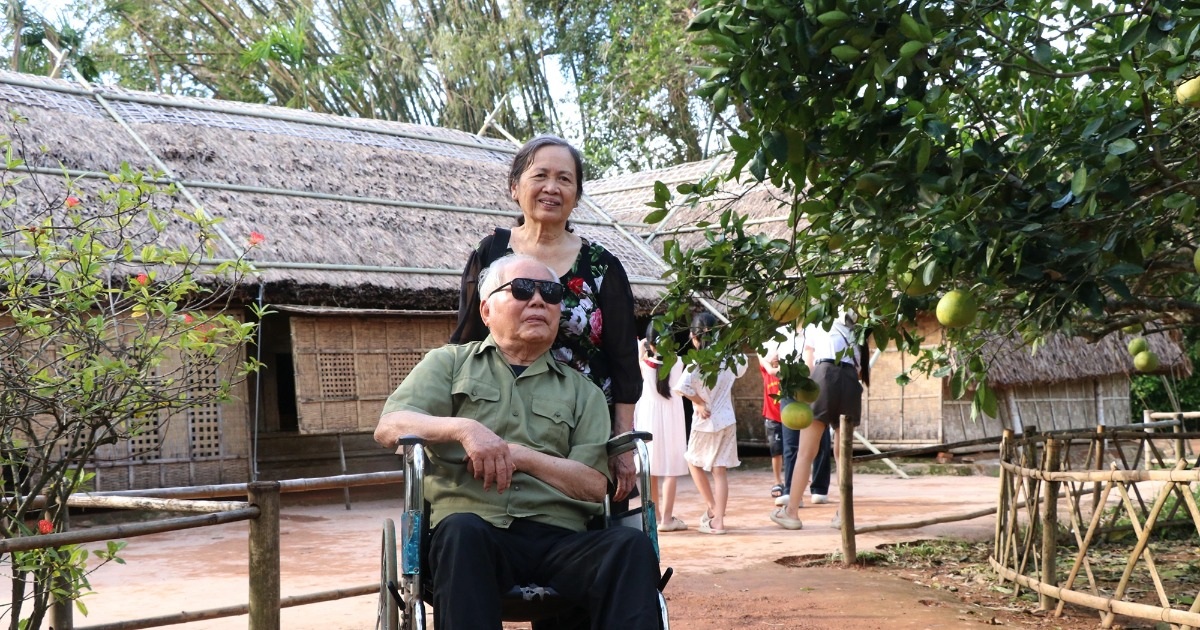 Người lính Thành cổ Quảng Trị ngồi xe lăn thăm quê Bác ngày Quốc khánh Người lính Thành cổ Quảng Trị ngồi xe lăn thăm quê Bác ngày Quốc khánh