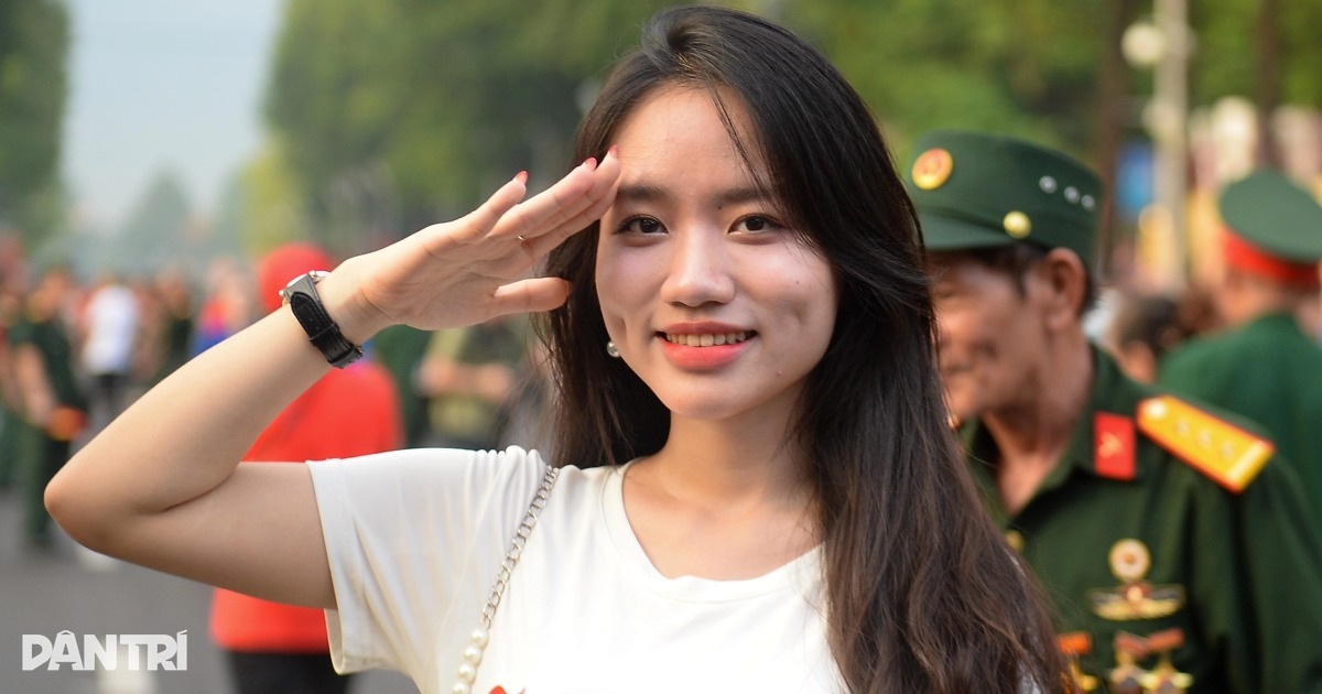 Nhiều hot girl đổ dồn về Quảng trường Ba Đình chờ xem lễ diễu binh Nhiều hot girl đổ dồn về Quảng trường Ba Đình chờ xem lễ diễu binh