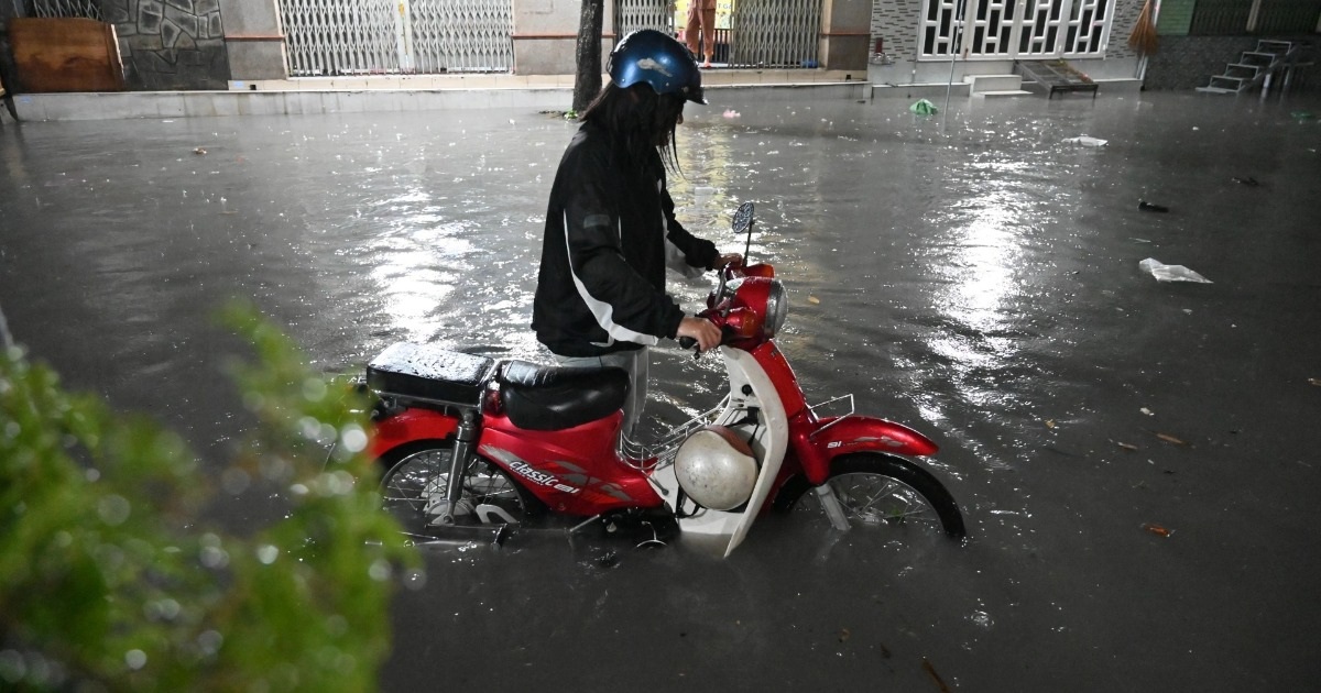 Nhiều tuyến đường ở TPHCM lại biến thành sông sau mưa lớn Nhiều tuyến đường ở TPHCM lại biến thành sông sau mưa lớn