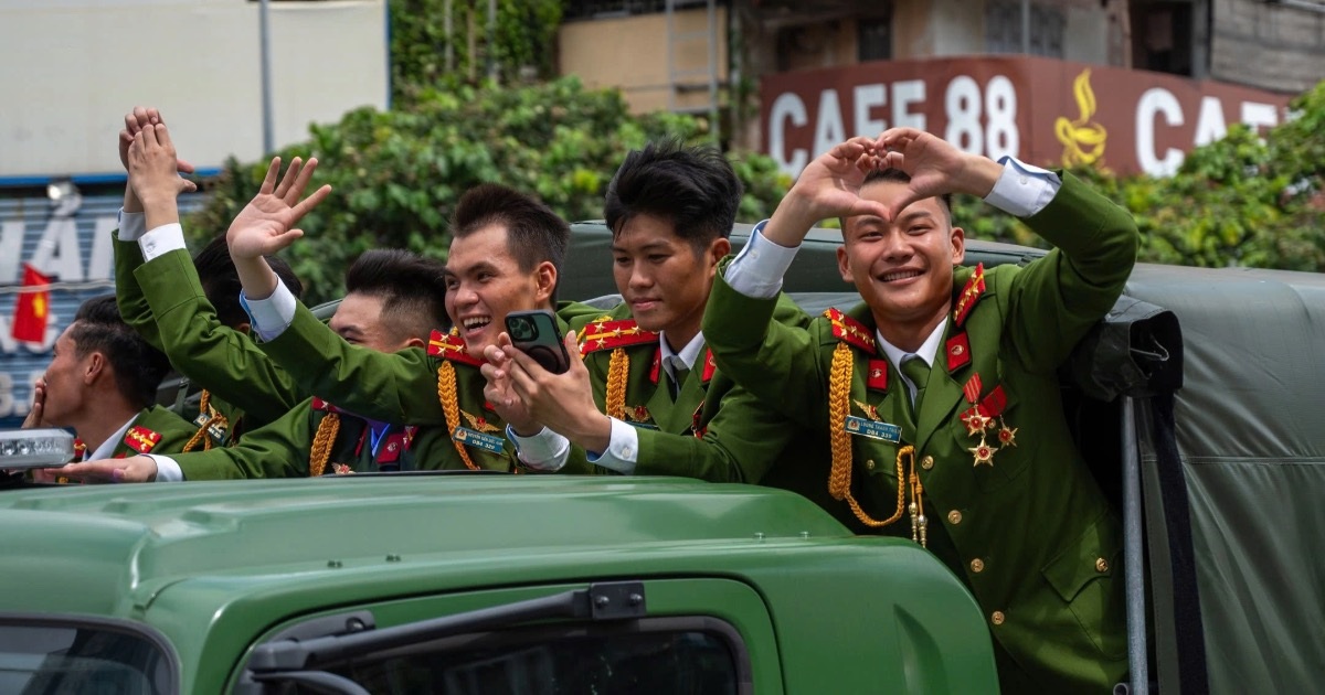 Những cái vẫy tay chào thân thương cùng lời hẹn ở ngày hội non sông lần sau Những cái vẫy tay chào thân thương cùng lời hẹn ở ngày hội non sông lần sau