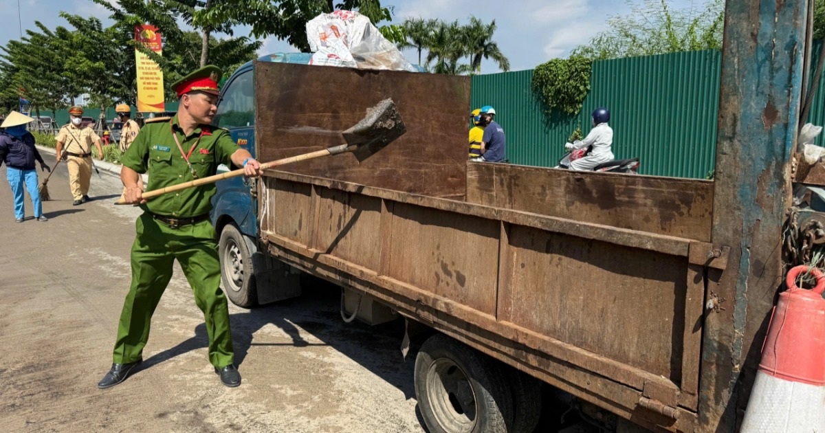 Ô tô chở dầu diesel vỡ téc, tràn ra đường Lê Quang Đạo kéo dài Ô tô chở dầu diesel vỡ téc, tràn ra đường Lê Quang Đạo kéo dài