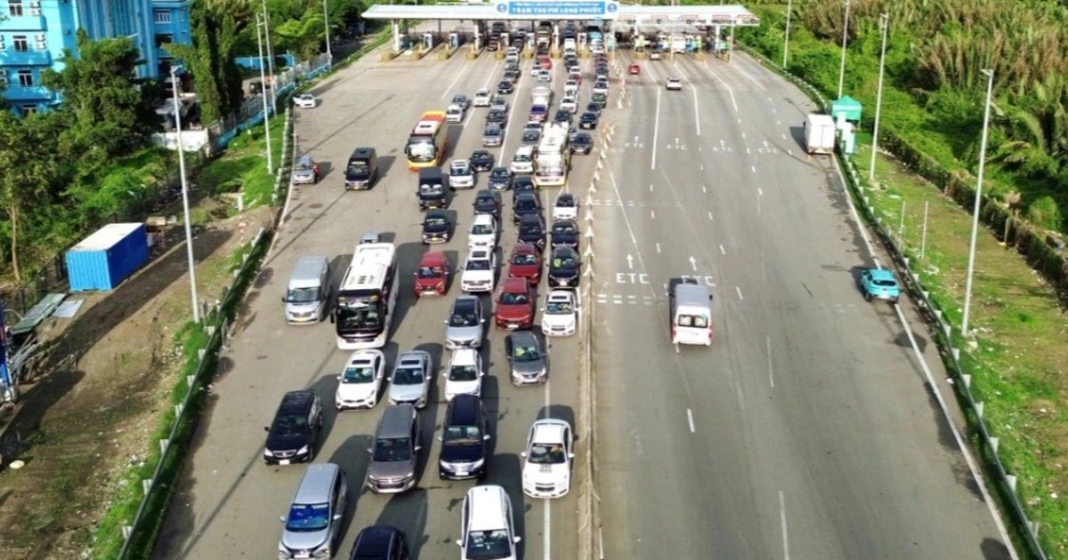 Ô tô xếp hàng dài trên cao tốc hướng về TPHCM sau kỳ nghỉ lễ Quốc khánh Ô tô xếp hàng dài trên cao tốc hướng về TPHCM sau kỳ nghỉ lễ Quốc khánh