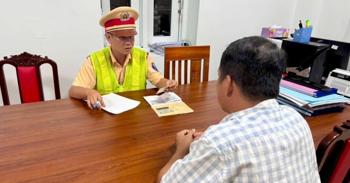 Phạt tài xế xe đầu kéo vượt đèn đỏ ở TPHCM Phạt tài xế xe đầu kéo vượt đèn đỏ ở TPHCM