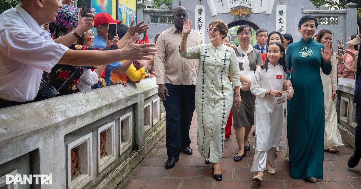 Phu nhân Ngô Phương Ly cùng phu nhân Chủ tịch Cuba xem múa rối nước Phu nhân Ngô Phương Ly cùng phu nhân Chủ tịch Cuba xem múa rối nước