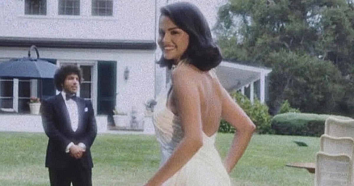 Selena Gomez và chồng kết hôn, khoe ảnh cưới với nửa tỷ người hâm mộ Selena Gomez và chồng kết hôn, khoe ảnh cưới với nửa tỷ người hâm mộ