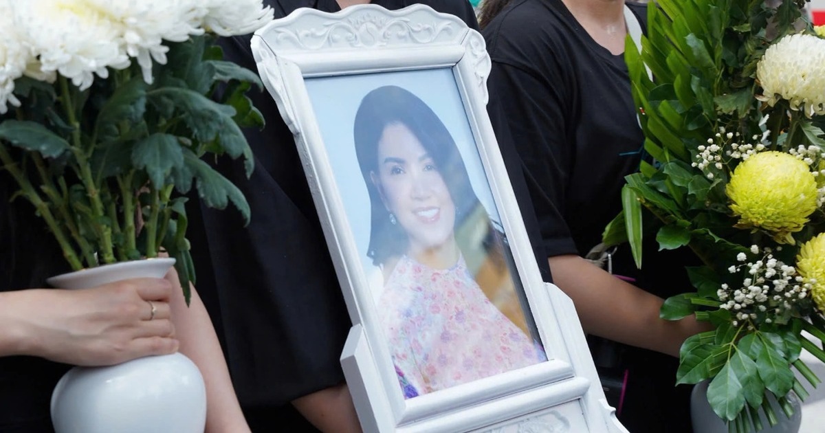 Tang lễ NSƯT Ngọc Trinh: Hình ảnh cha già run rẩy tiễn con gây nghẹn ngào Tang lễ NSƯT Ngọc Trinh: Hình ảnh cha già run rẩy tiễn con gây nghẹn ngào