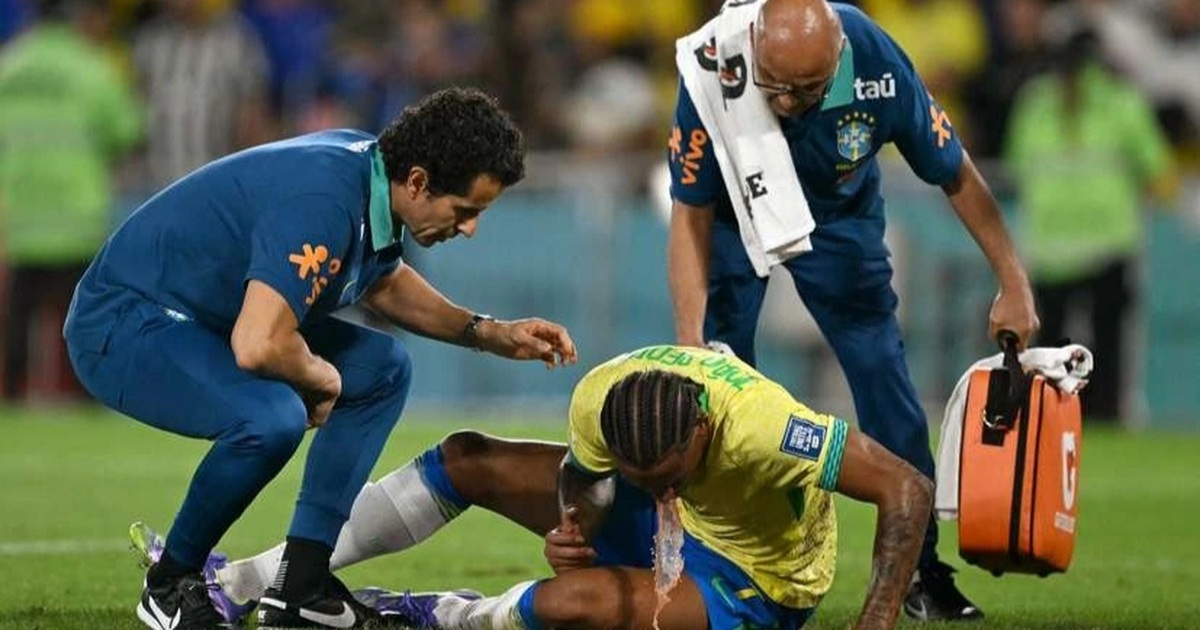Tiền đạo Brazil gặp sự cố trên sân sau pha va chạm mạnh với đồng đội Tiền đạo Brazil gặp sự cố trên sân sau pha va chạm mạnh với đồng đội