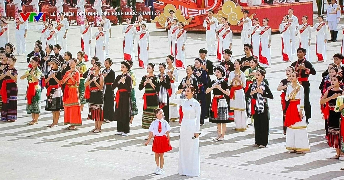 Tổng Biên đạo nói về màn đồng diễn “chạm trái tim” ở Quảng trường Ba Đình Tổng Biên đạo nói về màn đồng diễn "chạm trái tim" ở Quảng trường Ba Đình