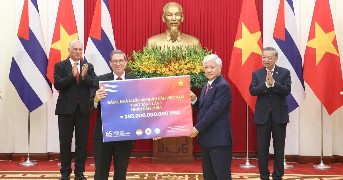 Việt Nam trao tặng nhân dân Cuba 385 tỷ đồng Việt Nam trao tặng nhân dân Cuba 385 tỷ đồng