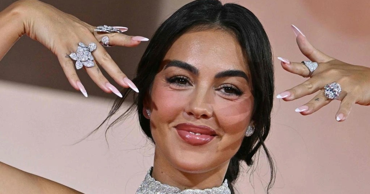 Vợ chưa cưới của Ronaldo khoe nhẫn đính hôn triệu đô trên thảm đỏ Venice Vợ chưa cưới của Ronaldo khoe nhẫn đính hôn triệu đô trên thảm đỏ Venice