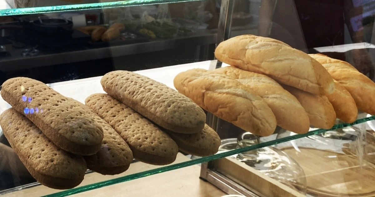 Vụ đi cấp cứu sau ăn bánh mì ở TPHCM: 65 học sinh có triệu chứng bất thường Vụ đi cấp cứu sau ăn bánh mì ở TPHCM: 65 học sinh có triệu chứng bất thường