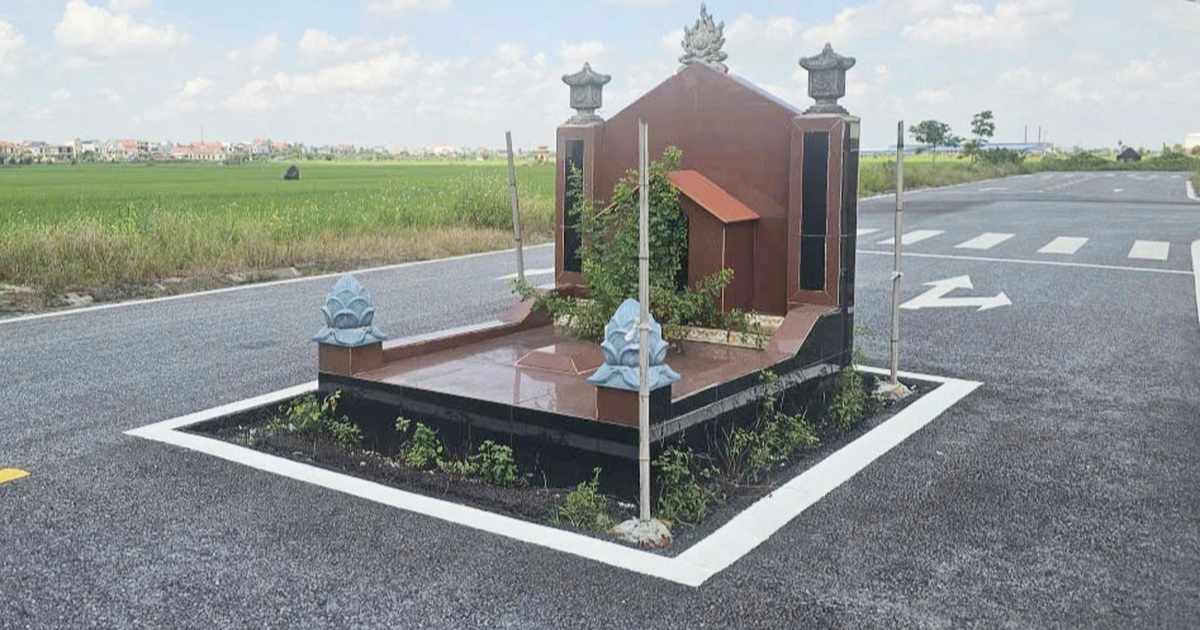 Vụ ngôi mộ án ngữ giữa đường ở Hải Phòng: Chủ tịch xã tiết lộ lý do Vụ ngôi mộ án ngữ giữa đường ở Hải Phòng: Chủ tịch xã tiết lộ lý do