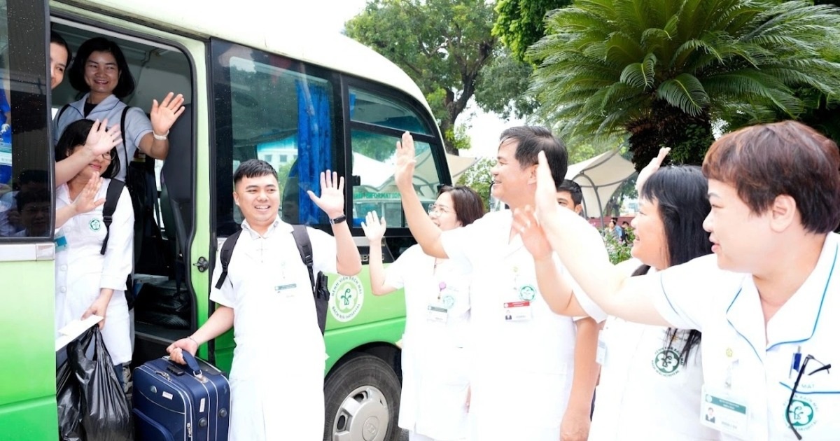 Bác sĩ Bạch Mai đến vùng lũ lụt khám chữa cho người dân Bác sĩ Bạch Mai đến vùng lũ lụt khám chữa cho người dân